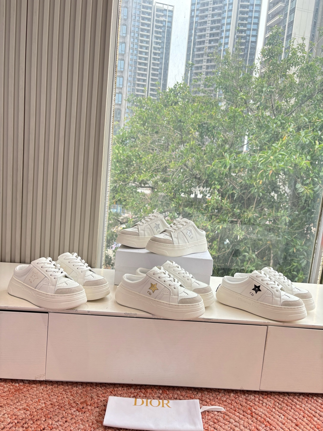 🌾代购级别所即所得G0133C'est Dior 迪奥 新色休闲运动鞋‘以牛皮革刺绣五角星设计轻盈透气。