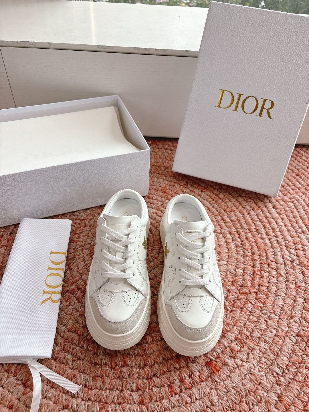 🌾代购级别所即所得G0133C'est Dior 迪奥 新色休闲运动鞋‘以牛皮革刺绣五角星设计轻盈透气。