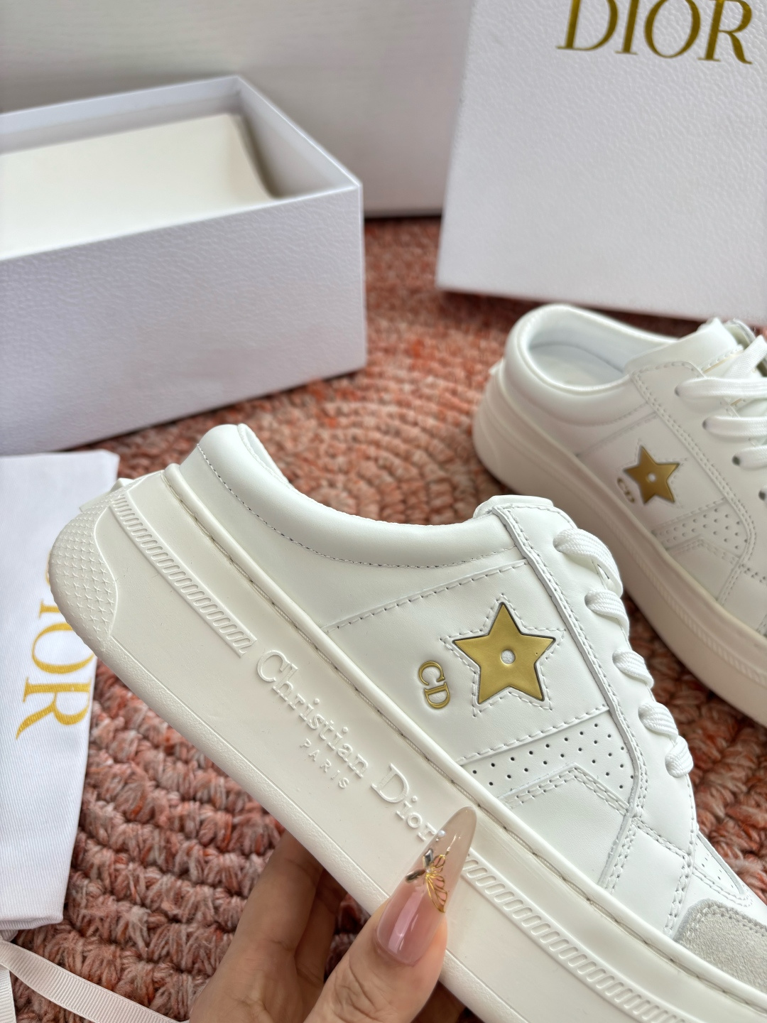 🌾代购级别所即所得G0133C'est Dior 迪奥 新色休闲运动鞋‘以牛皮革刺绣五角星设计轻盈透气。