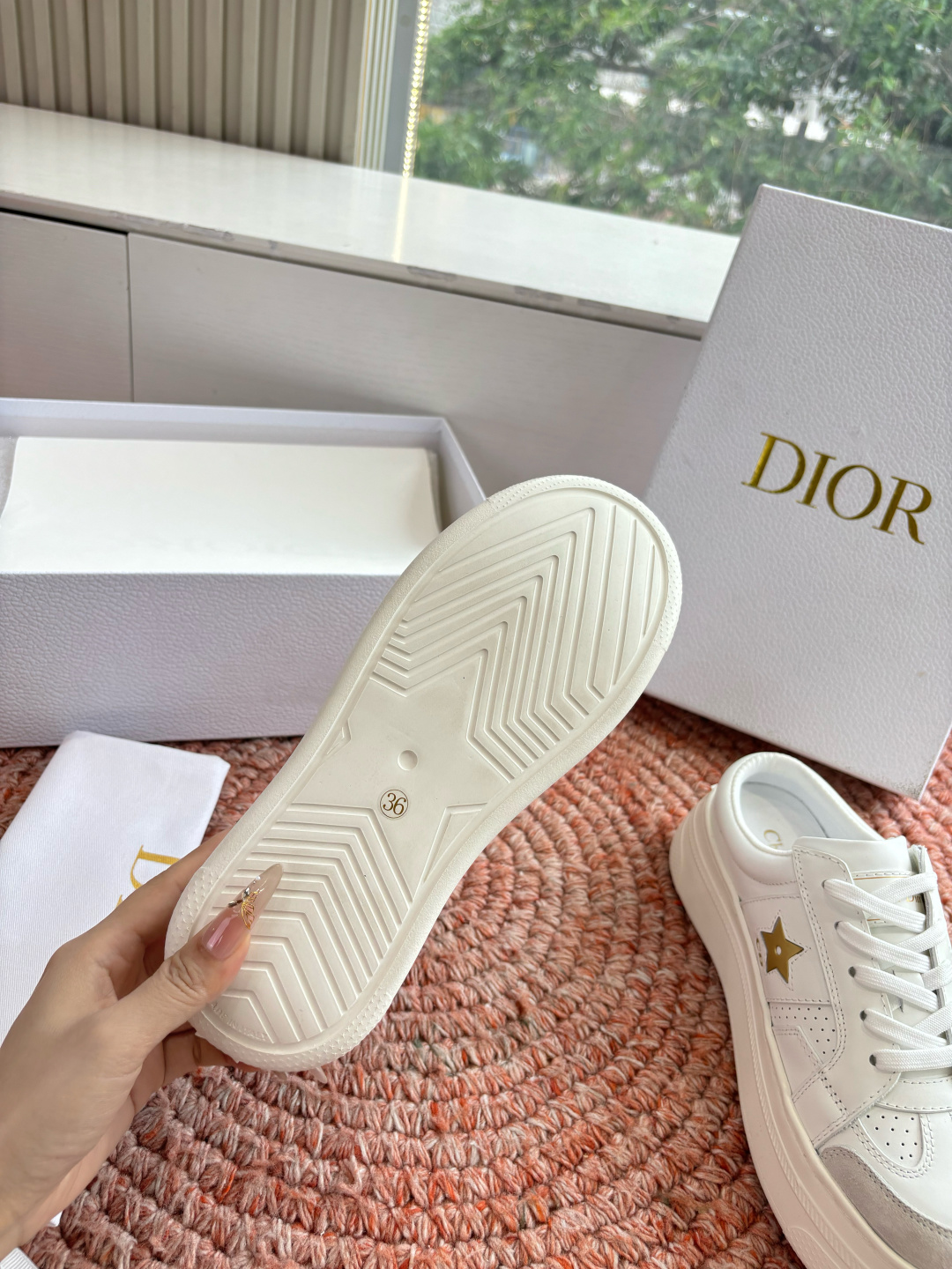 🌾代购级别所即所得G0133C'est Dior 迪奥 新色休闲运动鞋‘以牛皮革刺绣五角星设计轻盈透气。