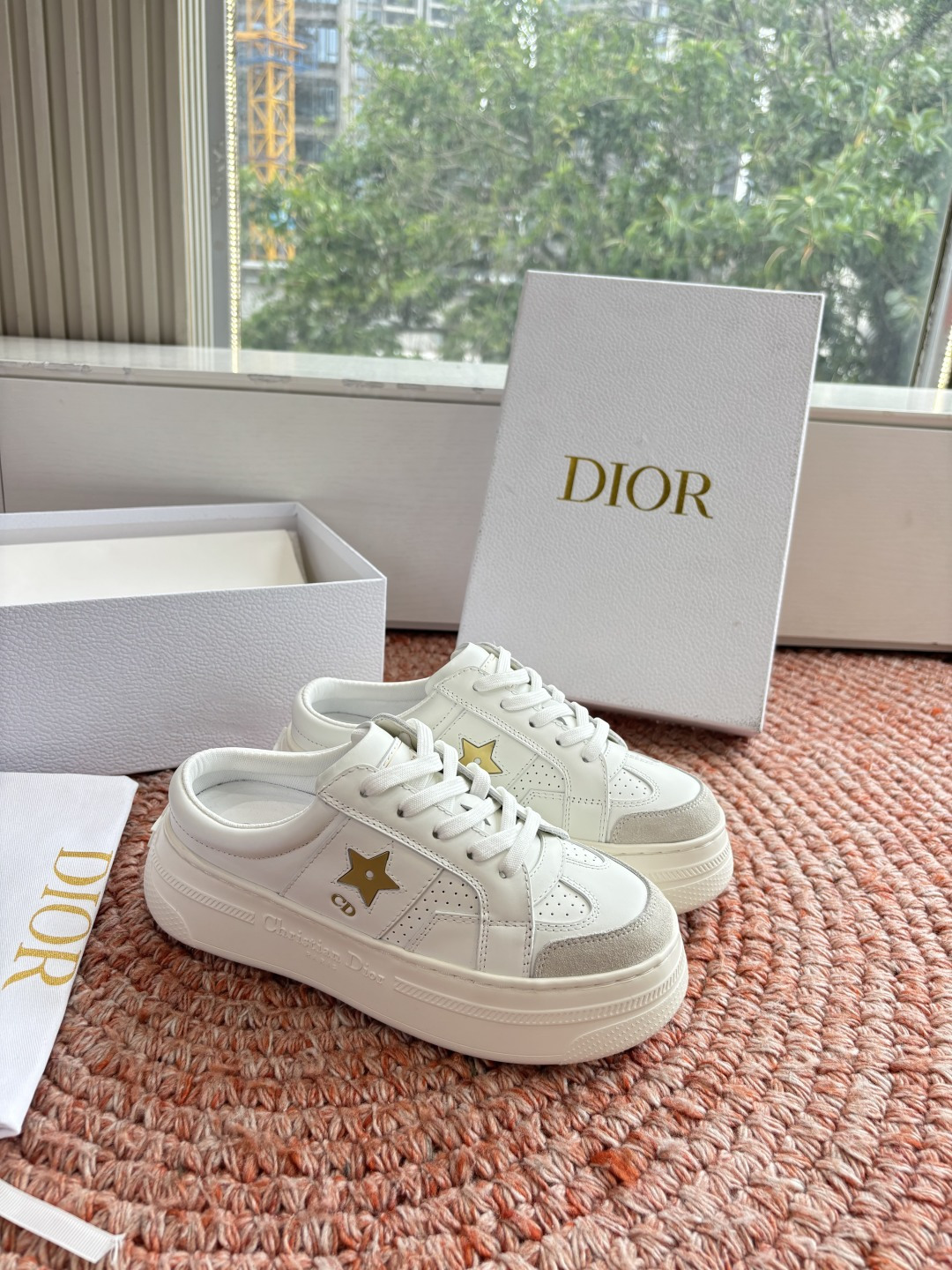 🌾代购级别所即所得G0133C'est Dior 迪奥 新色休闲运动鞋‘以牛皮革刺绣五角星设计轻盈透气。