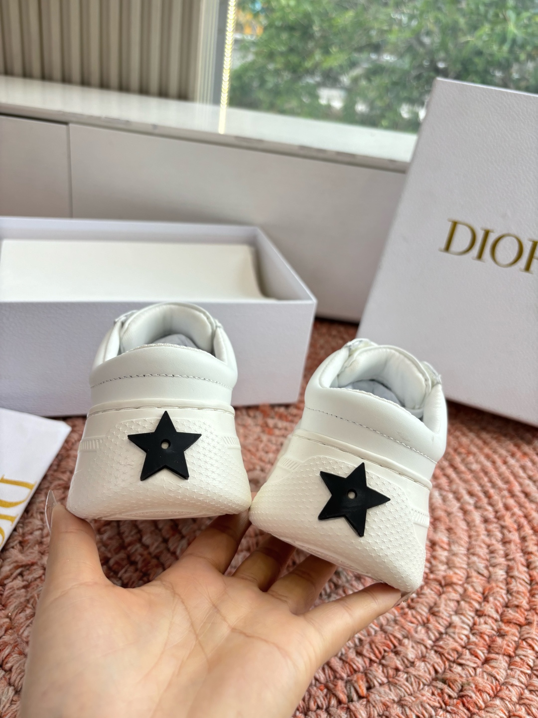 🌾代购级别所即所得G0133C'est Dior 迪奥 新色休闲运动鞋‘以牛皮革刺绣五角星设计轻盈透气。