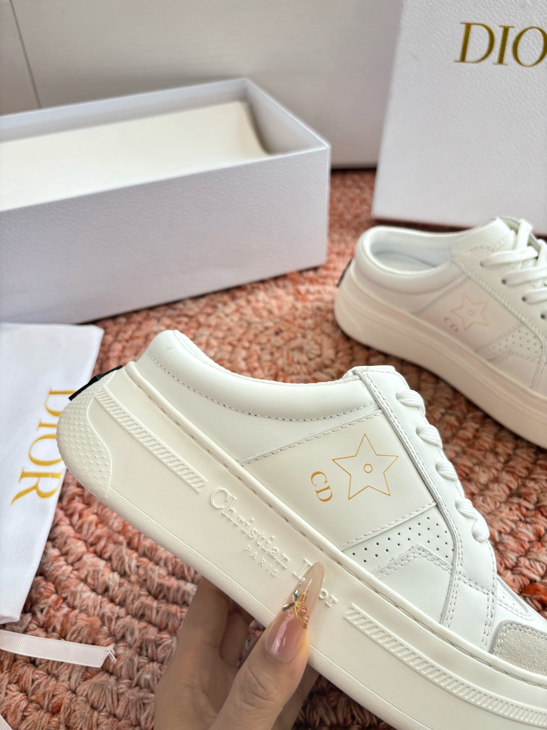 🌾代购级别所即所得G0133C'est Dior 迪奥 新色休闲运动鞋‘以牛皮革刺绣五角星设计轻盈透气。