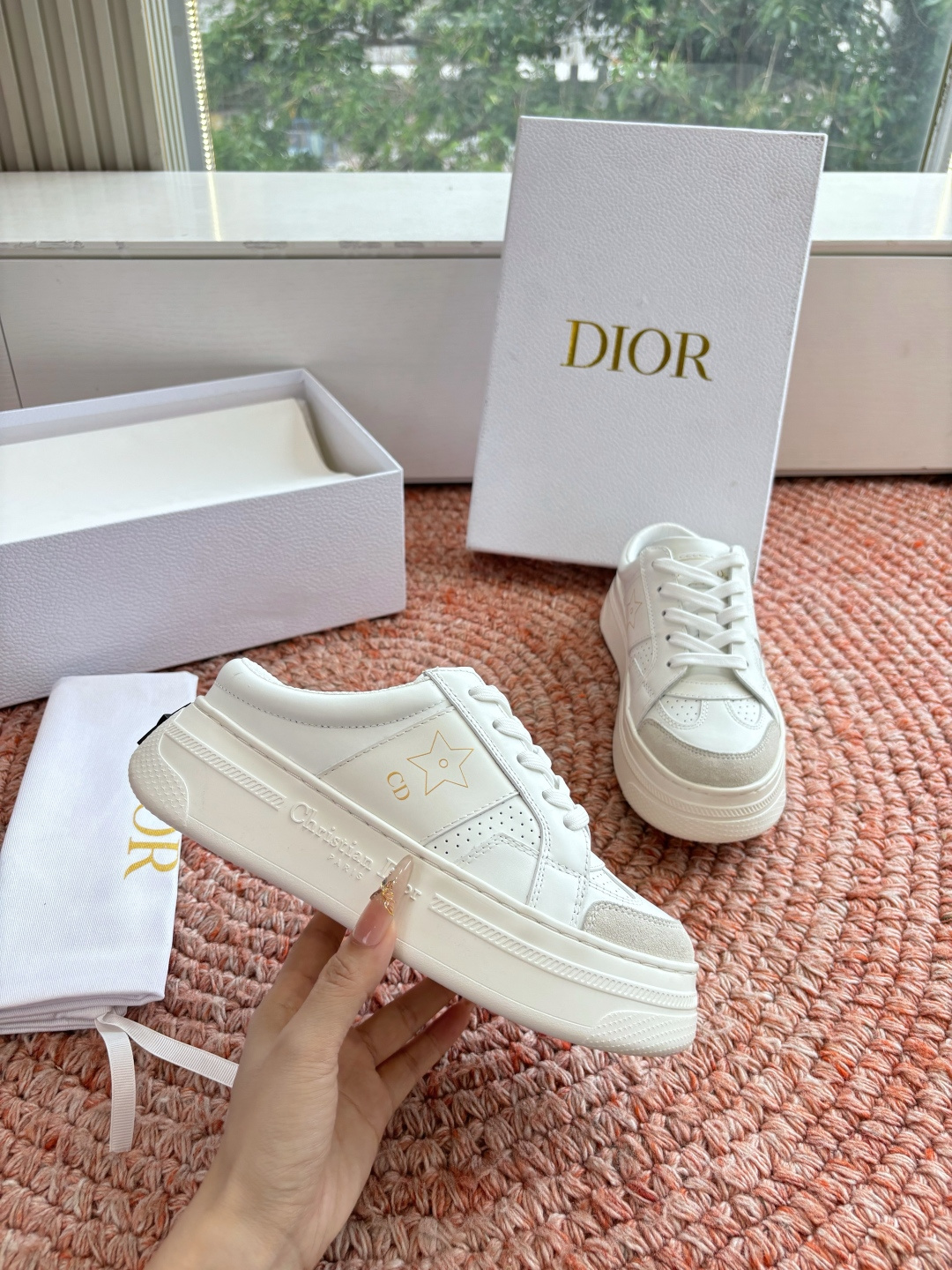 🌾代购级别所即所得G0133C'est Dior 迪奥 新色休闲运动鞋‘以牛皮革刺绣五角星设计轻盈透气。