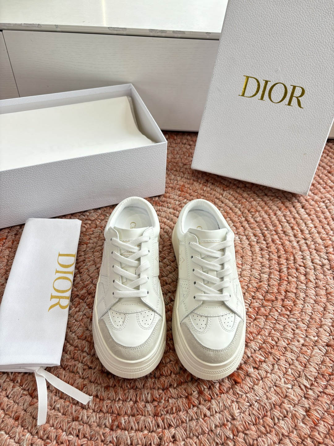 🌾代购级别所即所得G0133C'est Dior 迪奥 新色休闲运动鞋‘以牛皮革刺绣五角星设计轻盈透气。