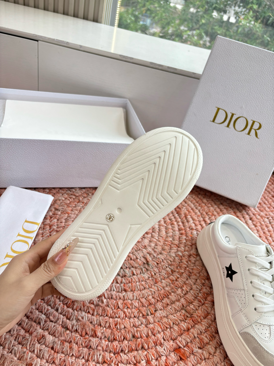 🌾代购级别所即所得G0133C'est Dior 迪奥 新色休闲运动鞋‘以牛皮革刺绣五角星设计轻盈透气。