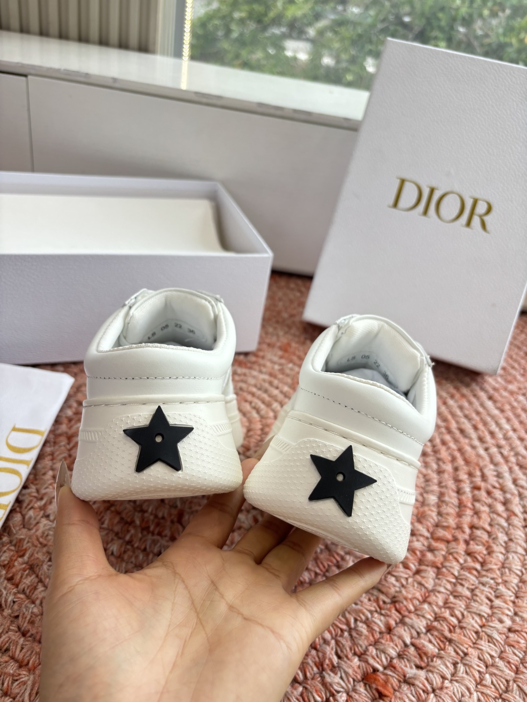 🌾代购级别所即所得G0133C'est Dior 迪奥 新色休闲运动鞋‘以牛皮革刺绣五角星设计轻盈透气。