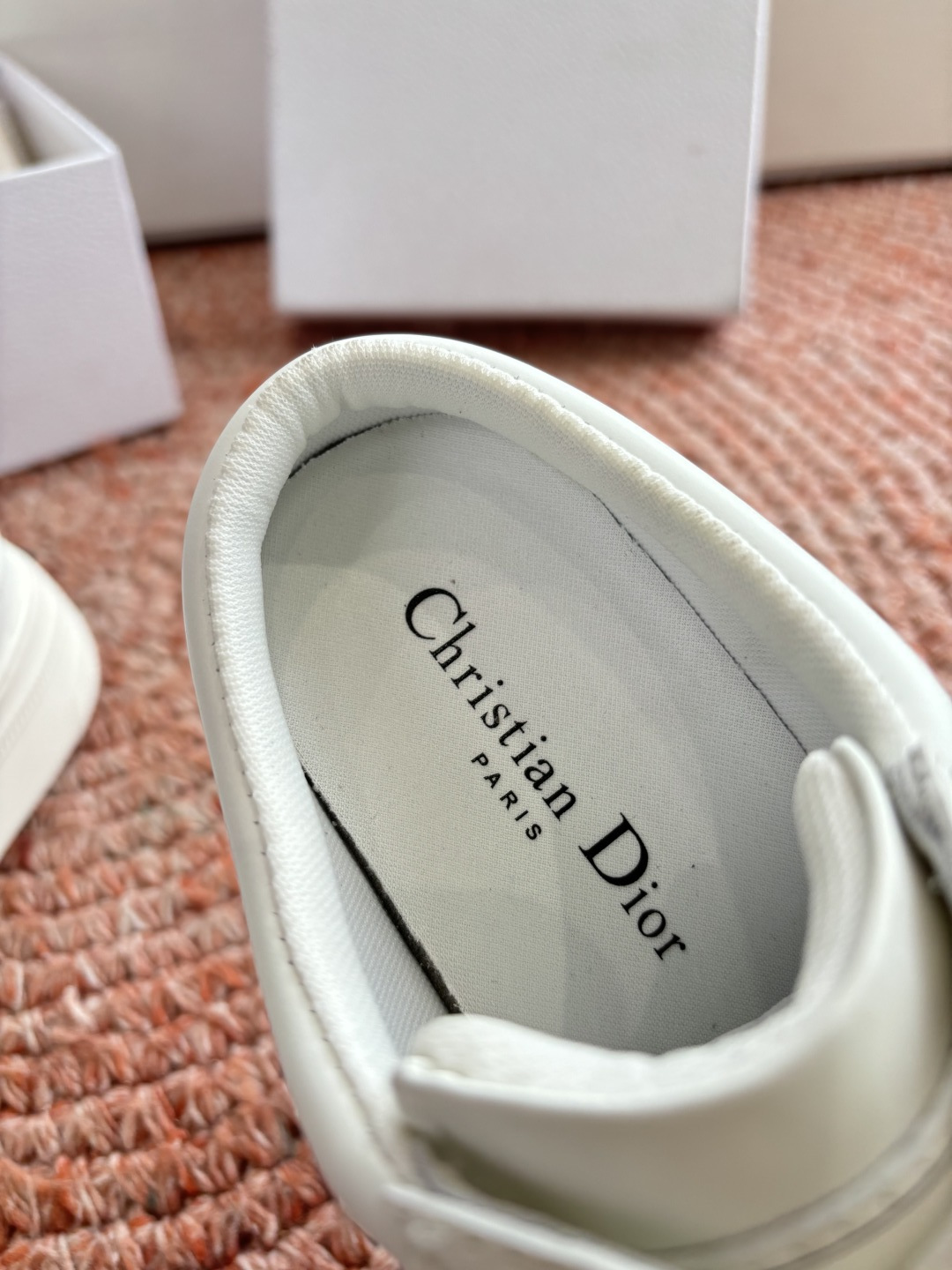 🌾代购级别所即所得G0133C'est Dior 迪奥 新色休闲运动鞋‘以牛皮革刺绣五角星设计轻盈透气。