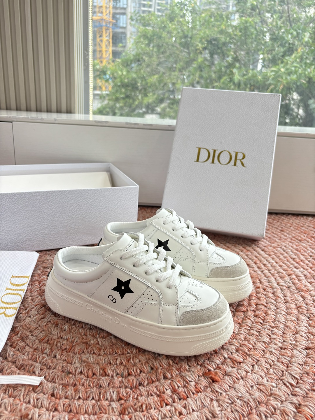 🌾代购级别所即所得G0133C'est Dior 迪奥 新色休闲运动鞋‘以牛皮革刺绣五角星设计轻盈透气。