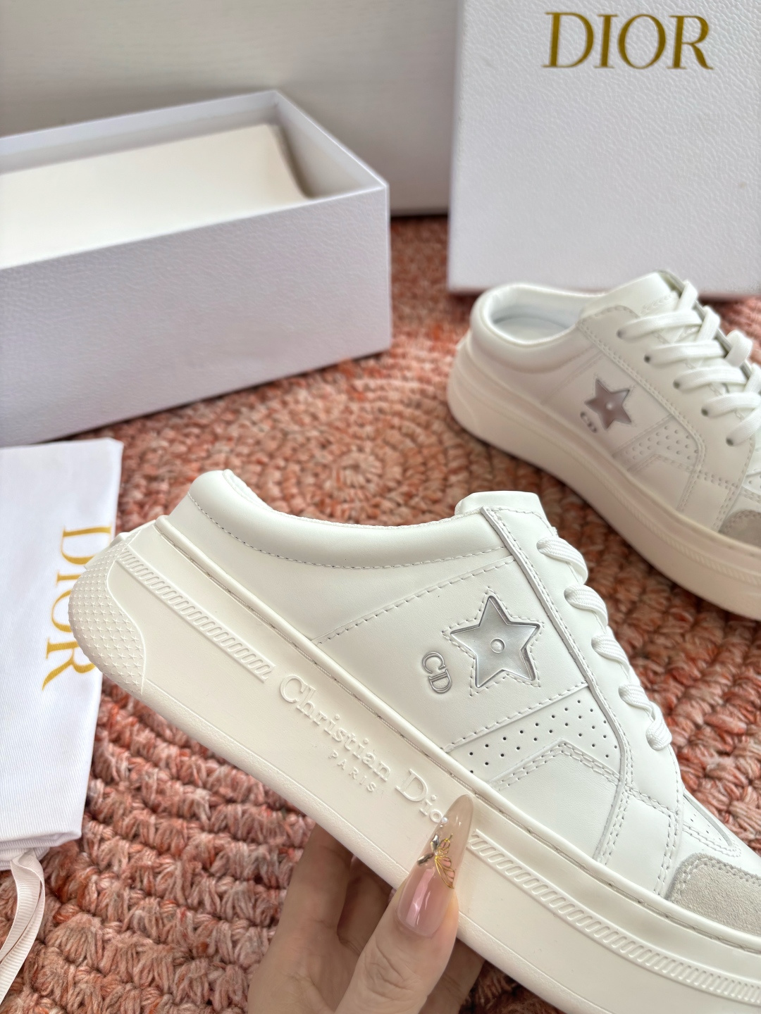 🌾代购级别所即所得G0133C'est Dior 迪奥 新色休闲运动鞋‘以牛皮革刺绣五角星设计轻盈透气。