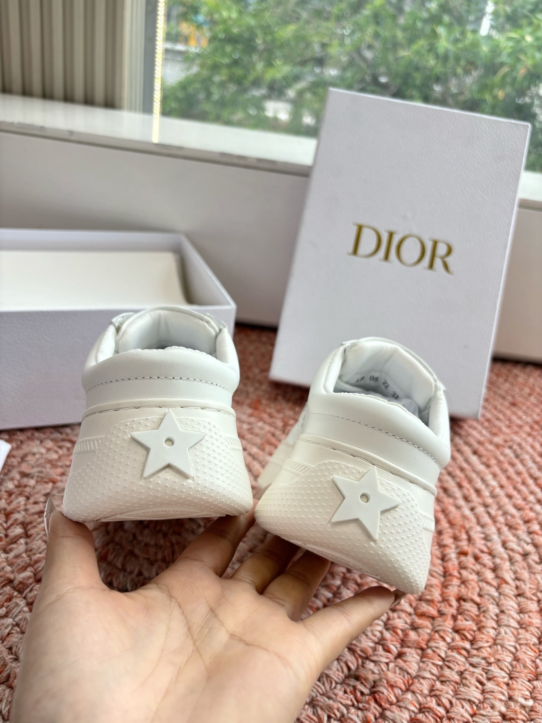 🌾代购级别所即所得G0133C'est Dior 迪奥 新色休闲运动鞋‘以牛皮革刺绣五角星设计轻盈透气。