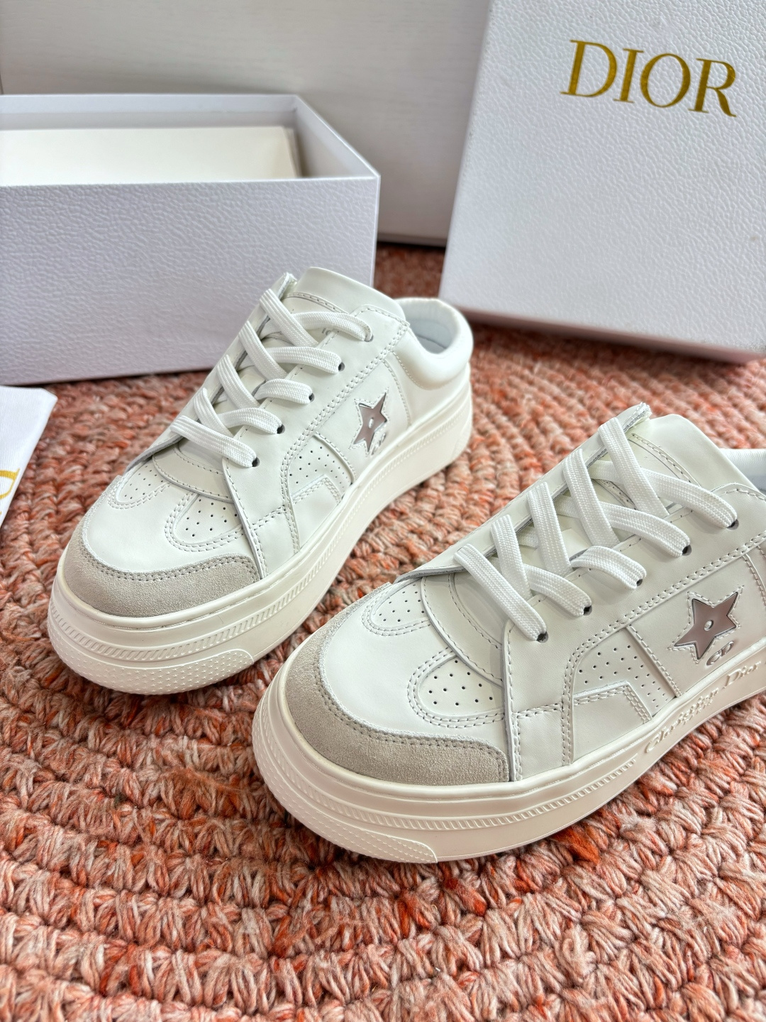 🌾代购级别所即所得G0133C'est Dior 迪奥 新色休闲运动鞋‘以牛皮革刺绣五角星设计轻盈透气。