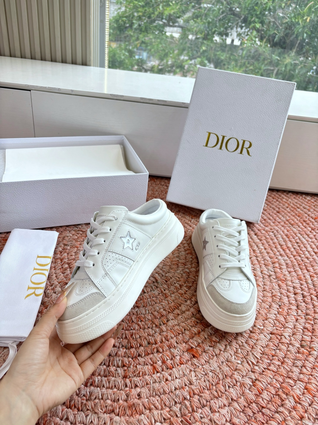 🌾代购级别所即所得G0133C'est Dior 迪奥 新色休闲运动鞋‘以牛皮革刺绣五角星设计轻盈透气。