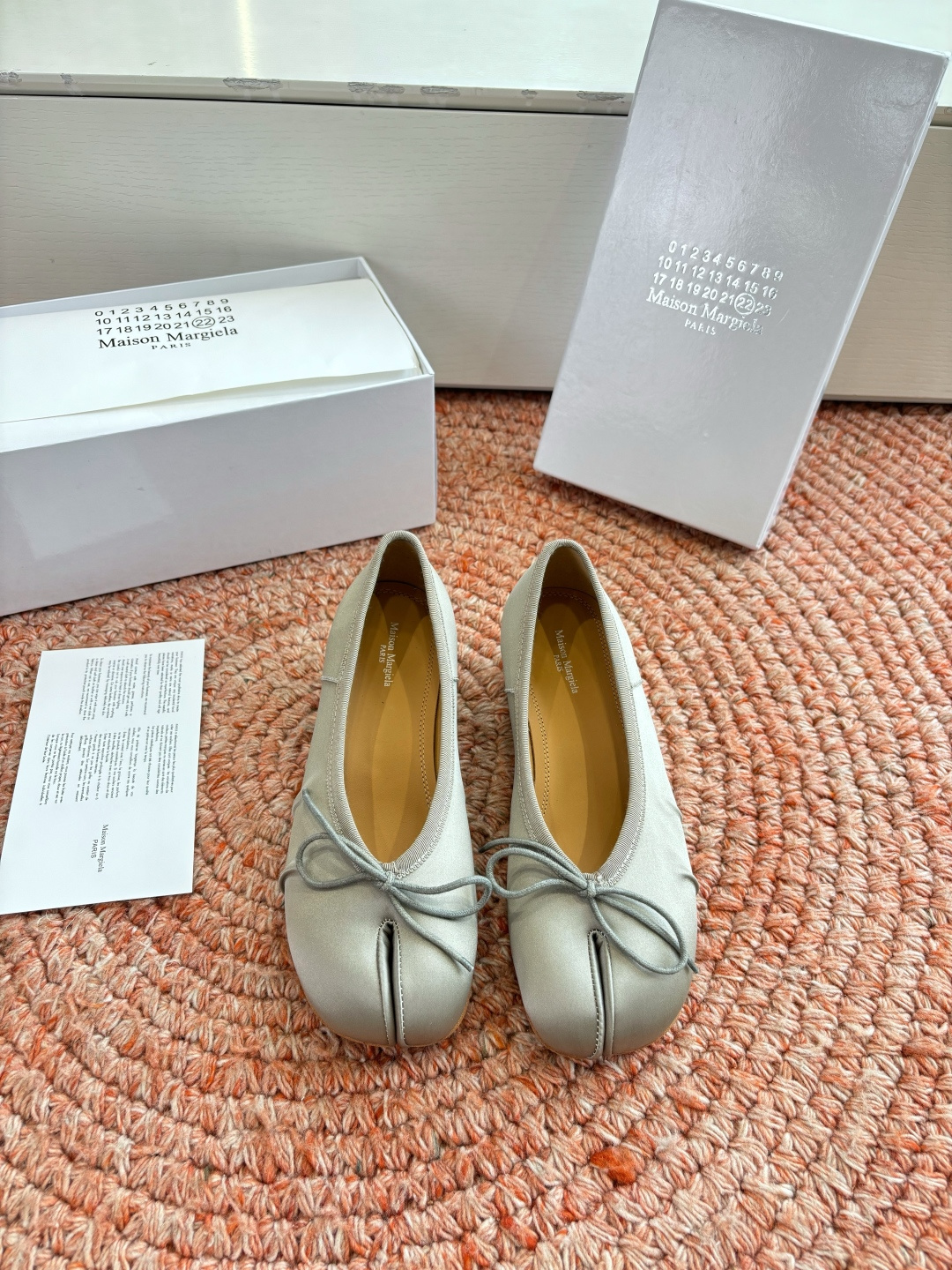 🌾G012代购级别2026 5Maison Margie马吉拉•分趾粗跟平底复古玛丽珍娃娃头苹果头芭蕾舞