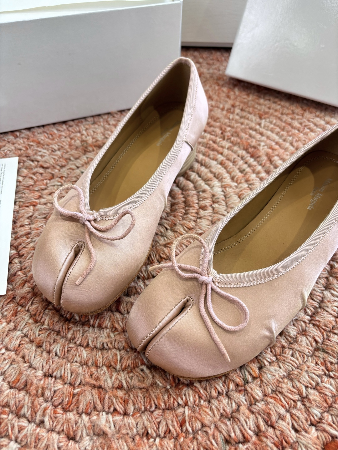 🌾G012代购级别2026 5Maison Margie马吉拉•分趾粗跟平底复古玛丽珍娃娃头苹果头芭蕾舞