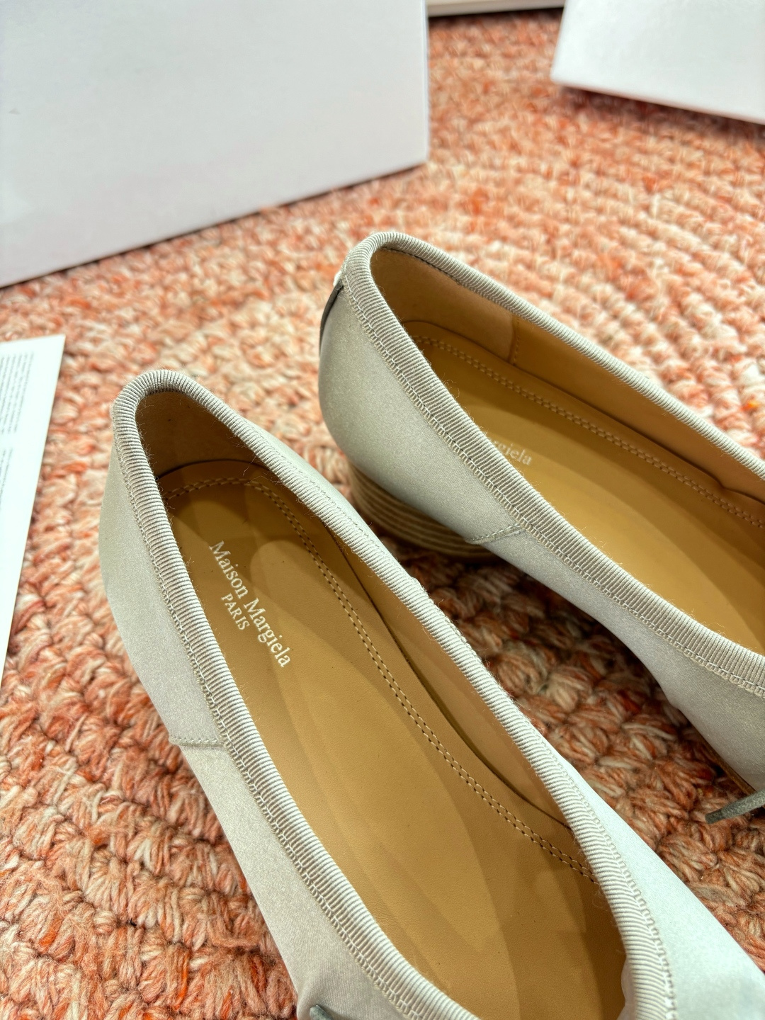 🌾G012代购级别2026 5Maison Margie马吉拉•分趾粗跟平底复古玛丽珍娃娃头苹果头芭蕾舞