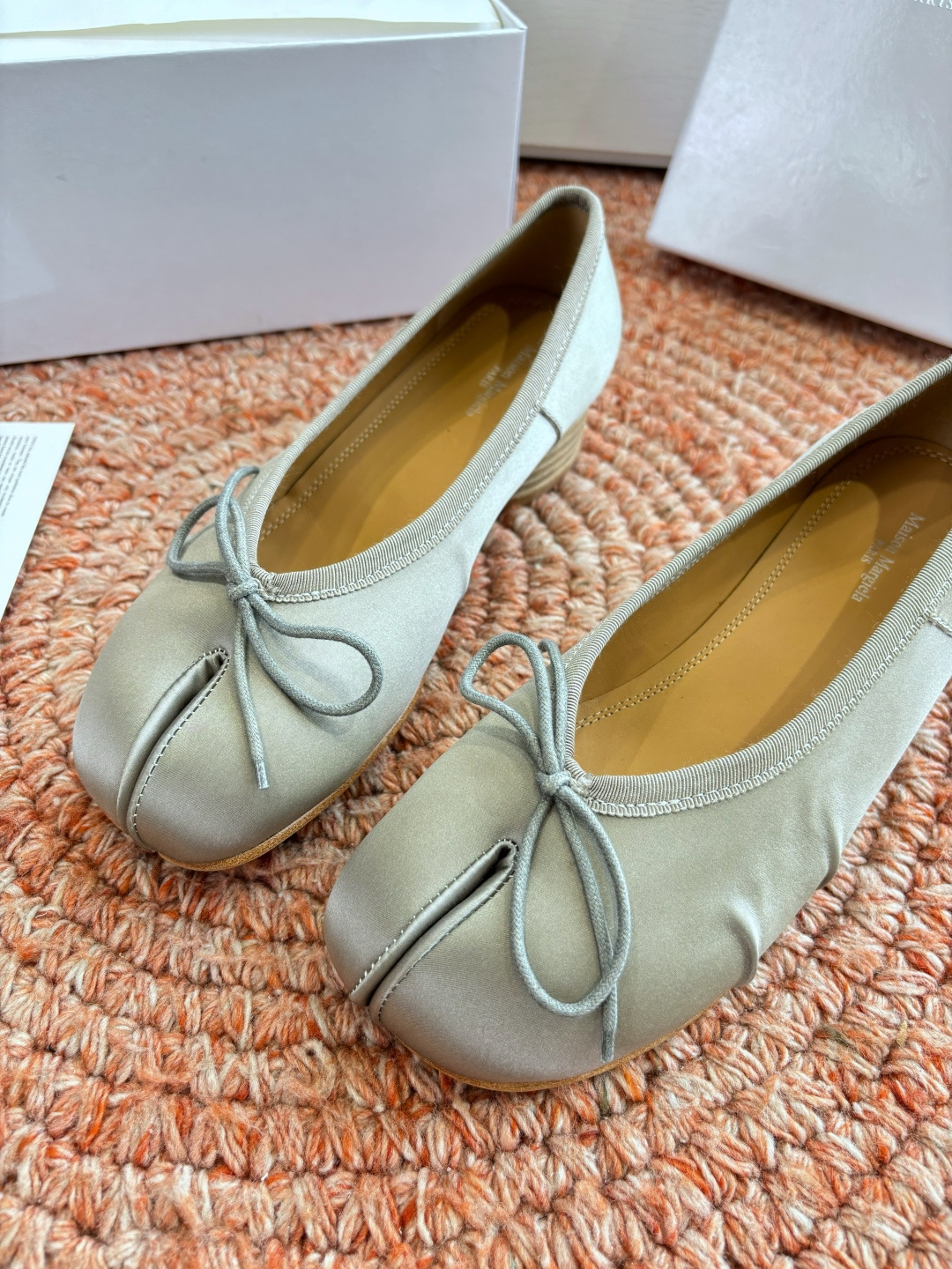 🌾G012代购级别2026 5Maison Margie马吉拉•分趾粗跟平底复古玛丽珍娃娃头苹果头芭蕾舞