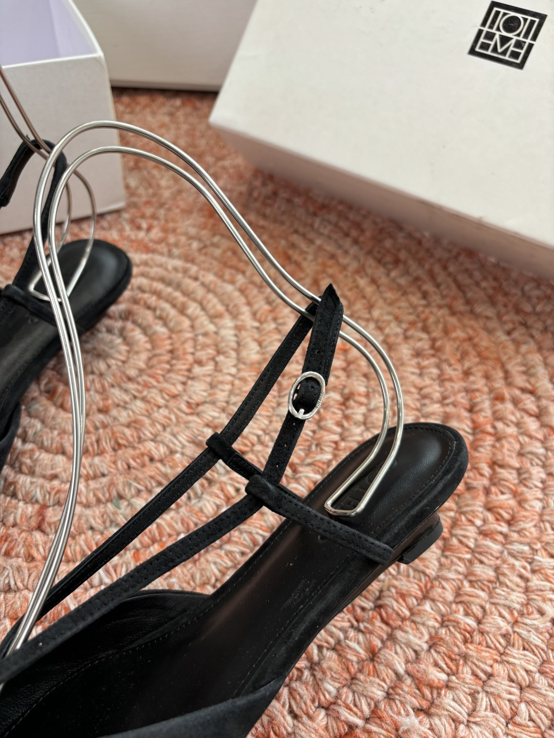 🌾G213CotemP小众潮牌 26ss早春新款单鞋尖头猫跟鞋系列中较为特别的款，采用小牛皮材质 整双鞋