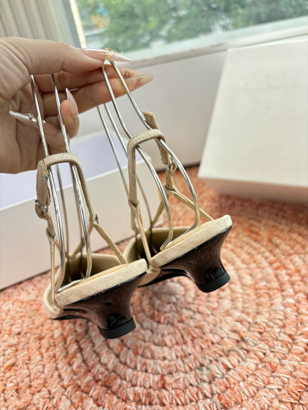 🌾G213CotemP小众潮牌 26ss早春新款单鞋尖头猫跟鞋系列中较为特别的款，采用小牛皮材质 整双鞋