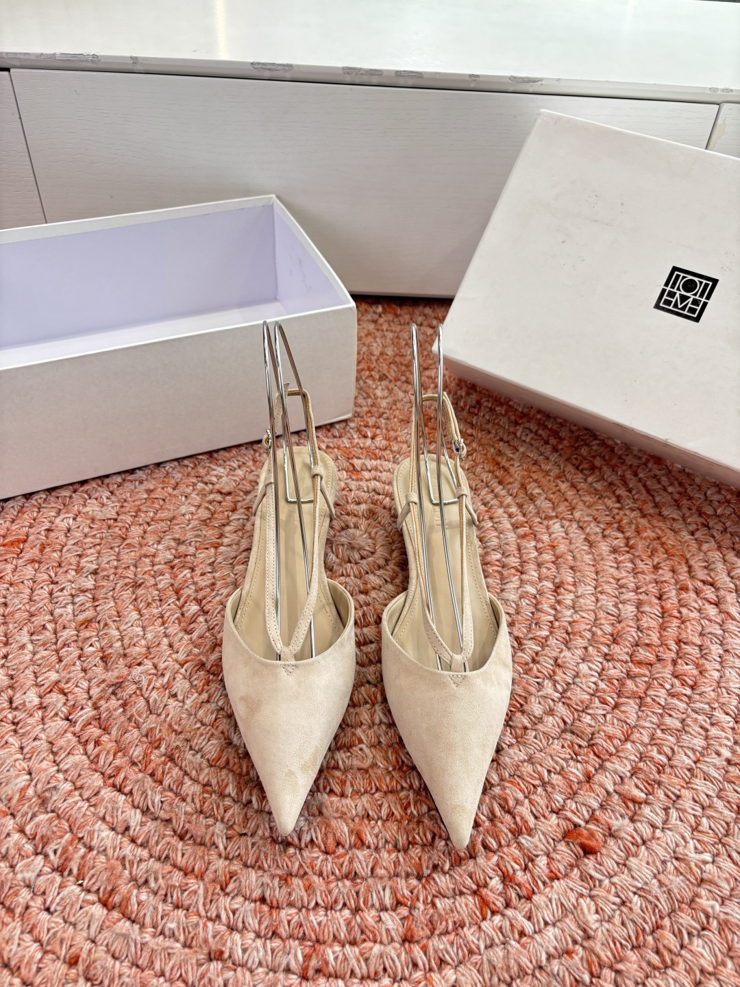 🌾G213CotemP小众潮牌 26ss早春新款单鞋尖头猫跟鞋系列中较为特别的款，采用小牛皮材质 整双鞋