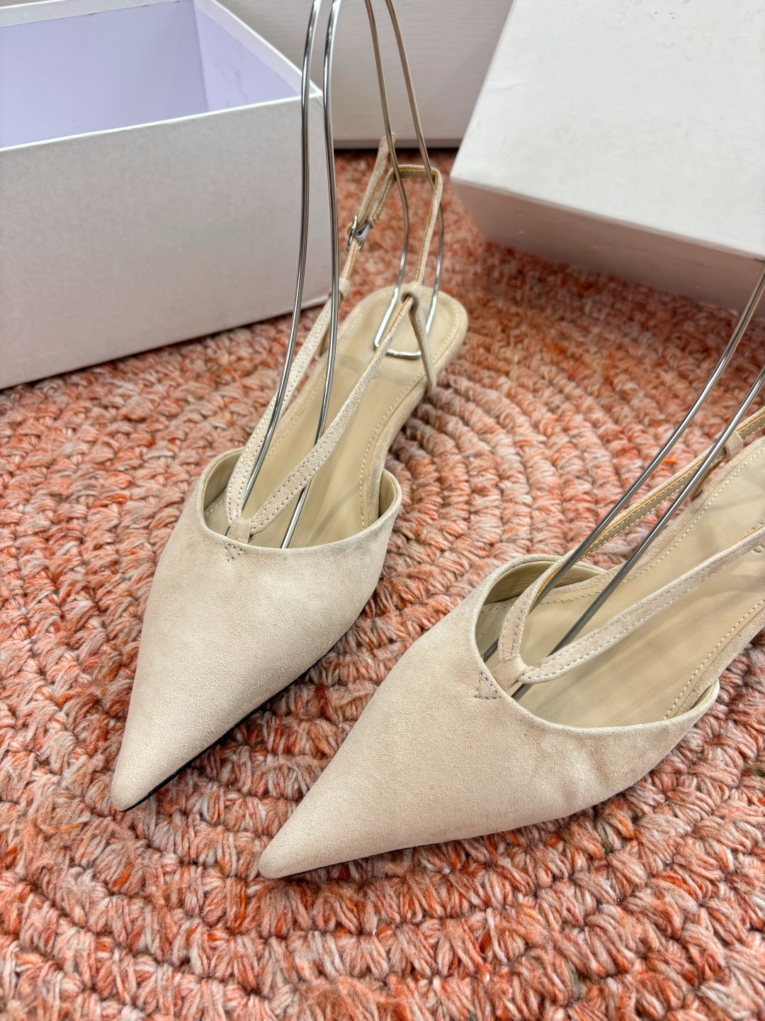 🌾G213CotemP小众潮牌 26ss早春新款单鞋尖头猫跟鞋系列中较为特别的款，采用小牛皮材质 整双鞋