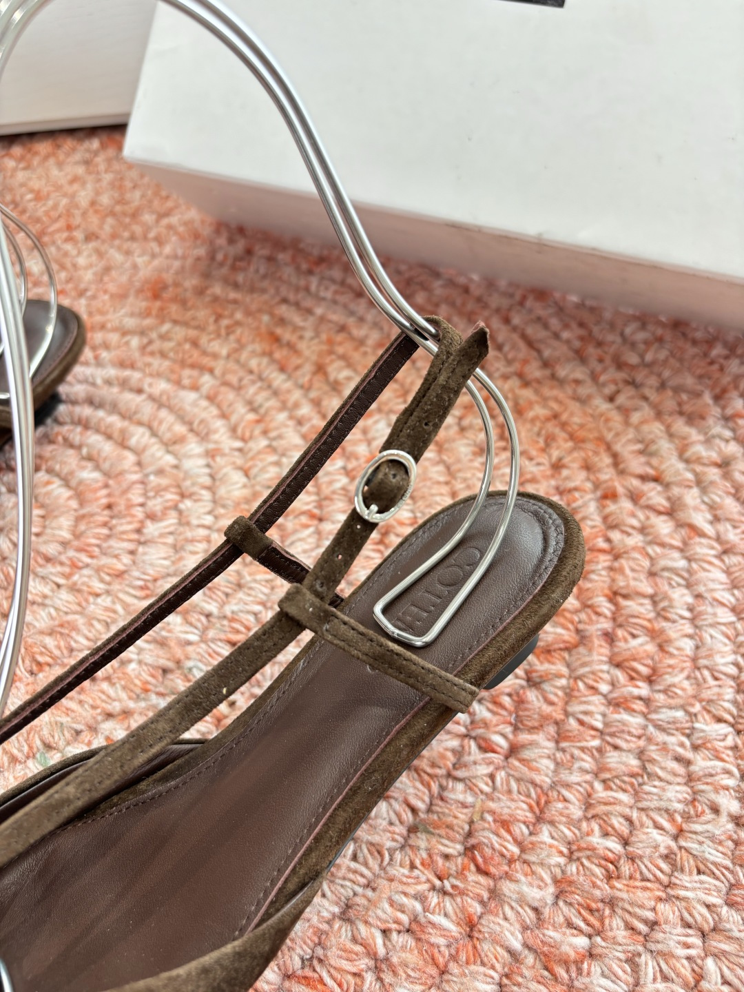 🌾G213CotemP小众潮牌 26ss早春新款单鞋尖头猫跟鞋系列中较为特别的款，采用小牛皮材质 整双鞋