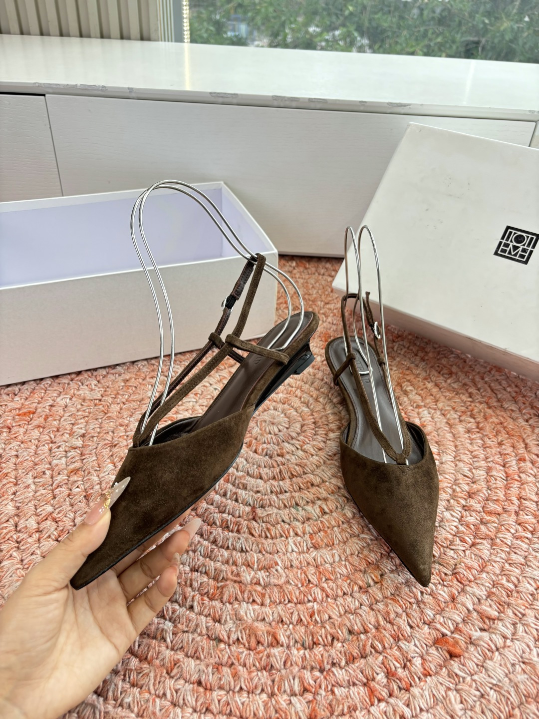 🌾G213CotemP小众潮牌 26ss早春新款单鞋尖头猫跟鞋系列中较为特别的款，采用小牛皮材质 整双鞋