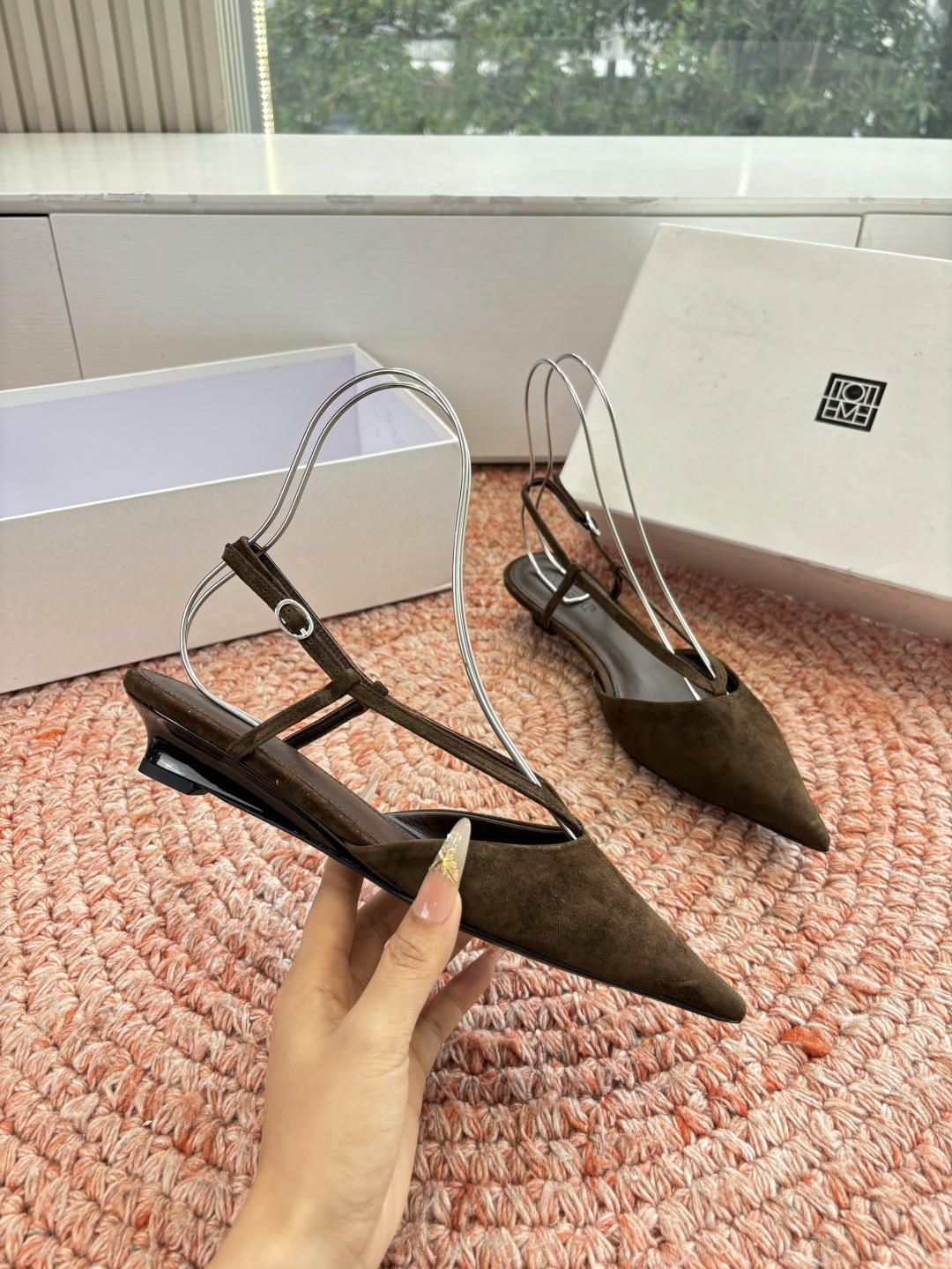 🌾G213CotemP小众潮牌 26ss早春新款单鞋尖头猫跟鞋系列中较为特别的款，采用小牛皮材质 整双鞋