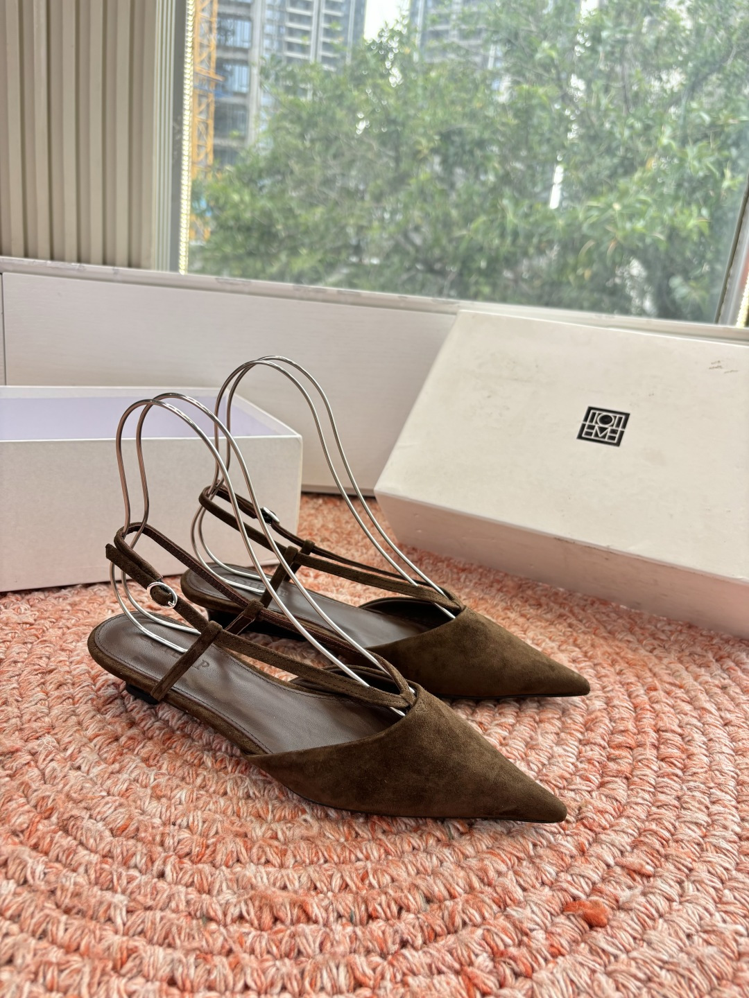 🌾G213CotemP小众潮牌 26ss早春新款单鞋尖头猫跟鞋系列中较为特别的款，采用小牛皮材质 整双鞋