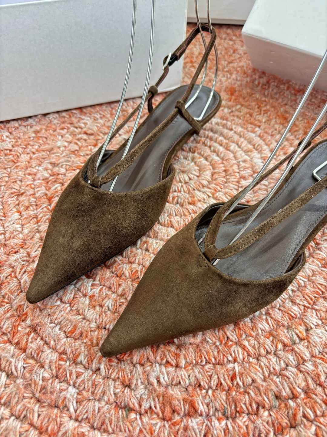 🌾G213CotemP小众潮牌 26ss早春新款单鞋尖头猫跟鞋系列中较为特别的款，采用小牛皮材质 整双鞋