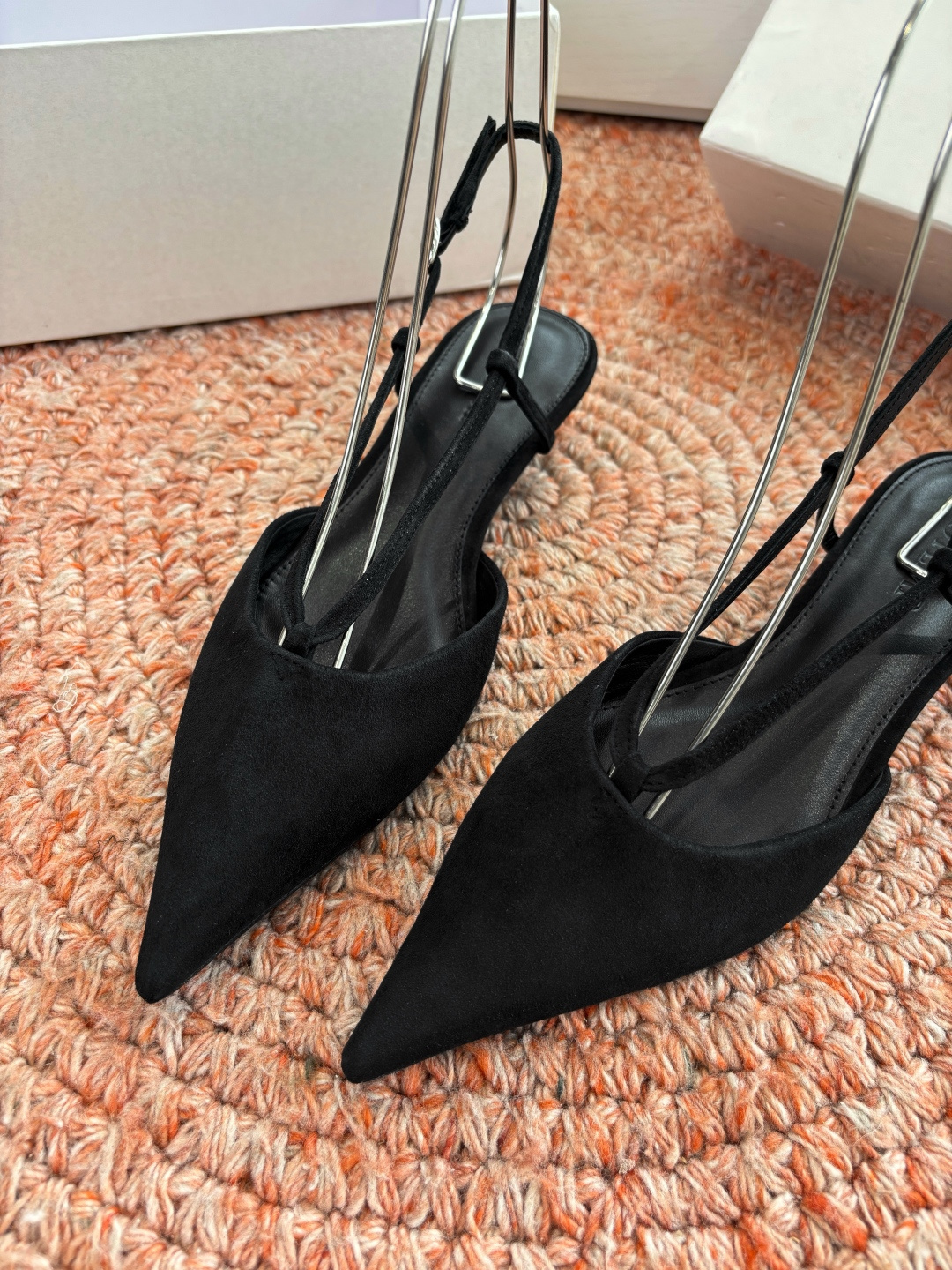 🌾G213CotemP小众潮牌 26ss早春新款单鞋尖头猫跟鞋系列中较为特别的款，采用小牛皮材质 整双鞋