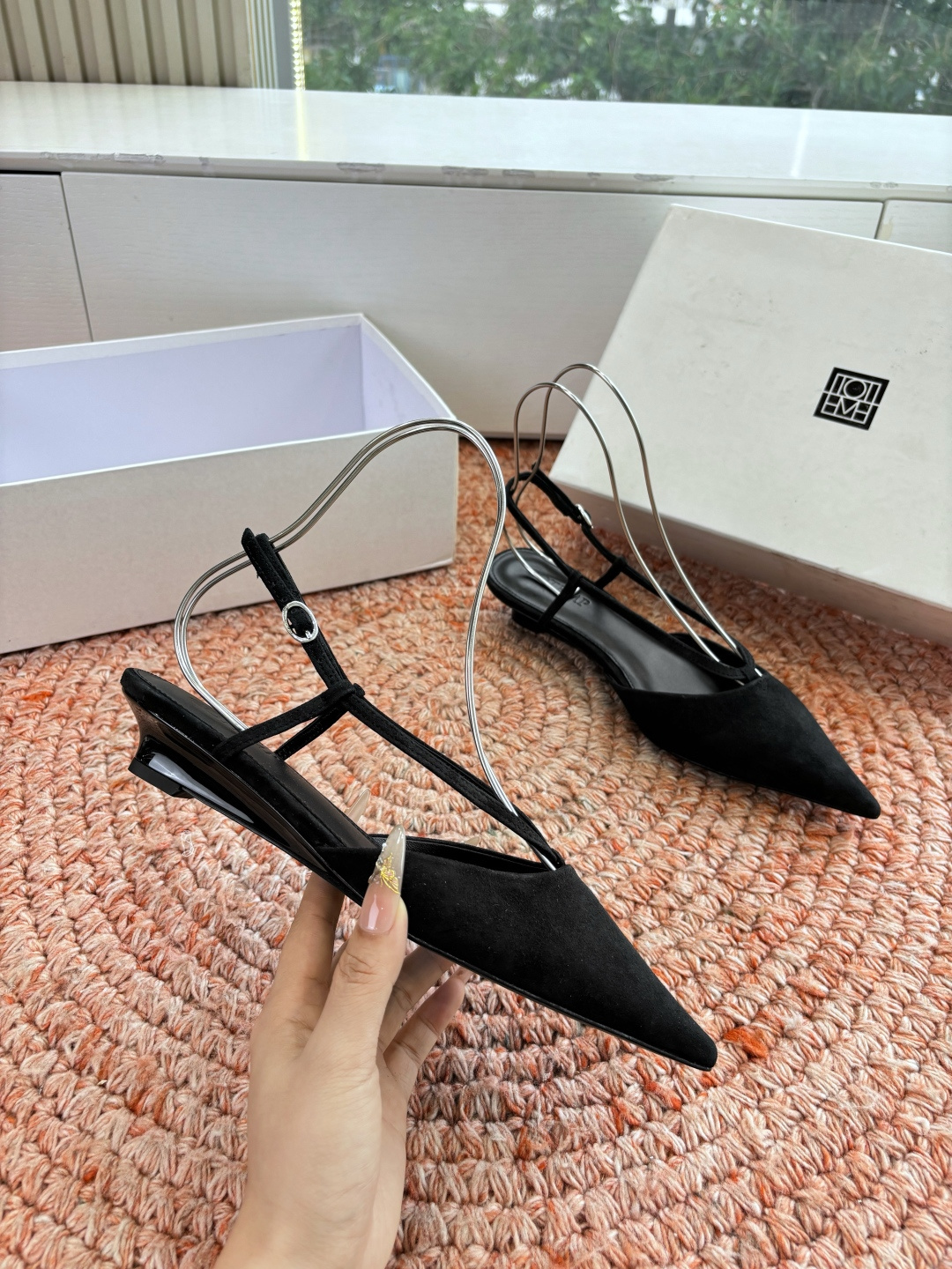 🌾G213CotemP小众潮牌 26ss早春新款单鞋尖头猫跟鞋系列中较为特别的款，采用小牛皮材质 整双鞋