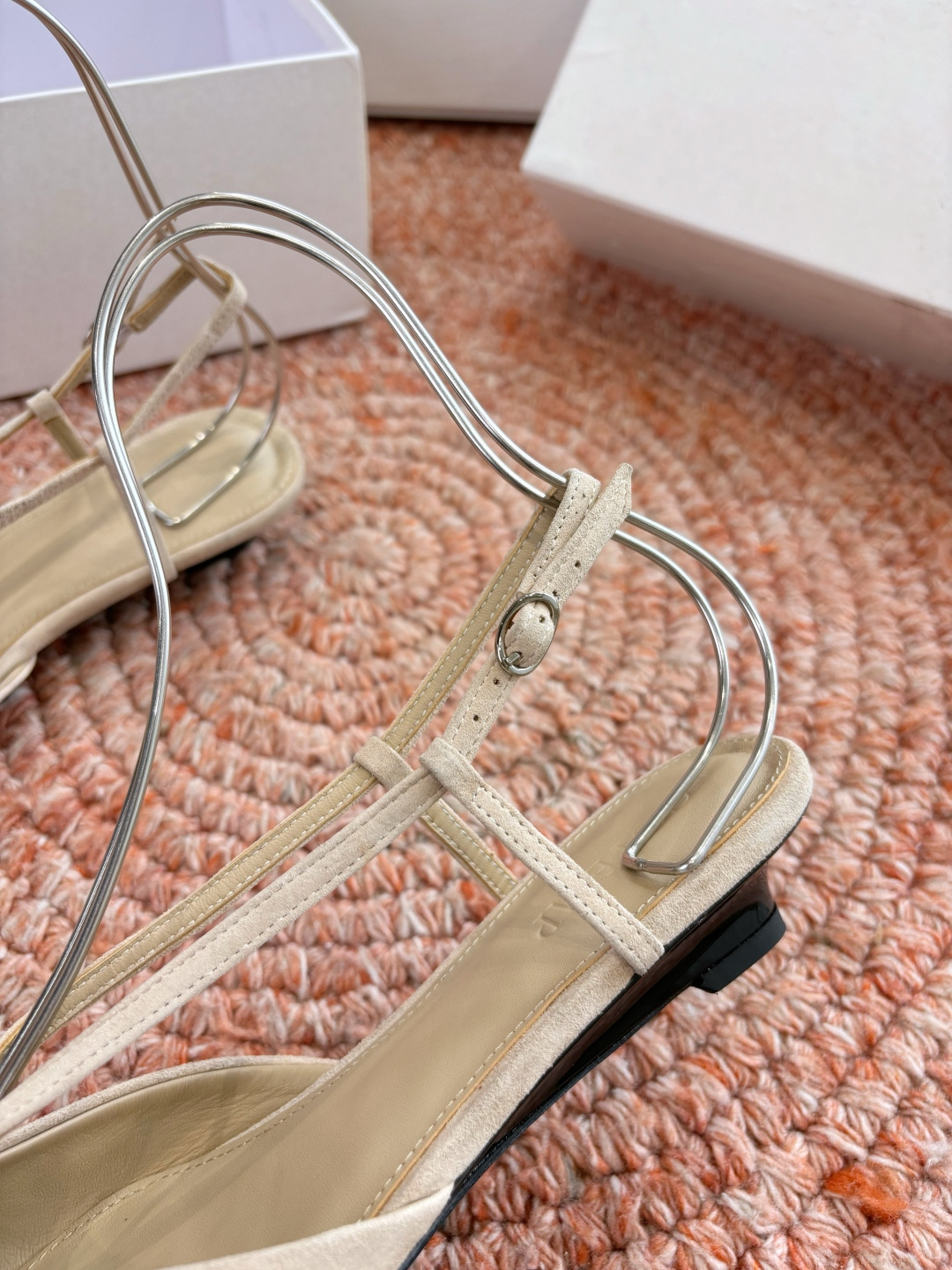 🌾G213CotemP小众潮牌 26ss早春新款单鞋尖头猫跟鞋系列中较为特别的款，采用小牛皮材质 整双鞋