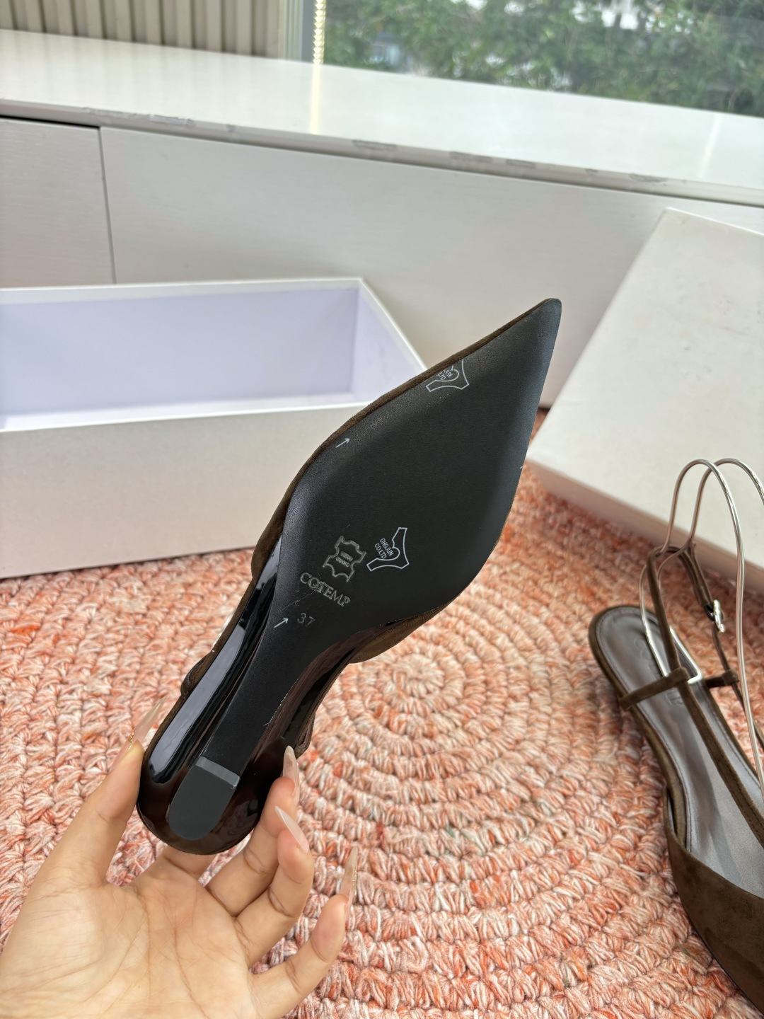 🌾G213CotemP小众潮牌 26ss早春新款单鞋尖头猫跟鞋系列中较为特别的款，采用小牛皮材质 整双鞋