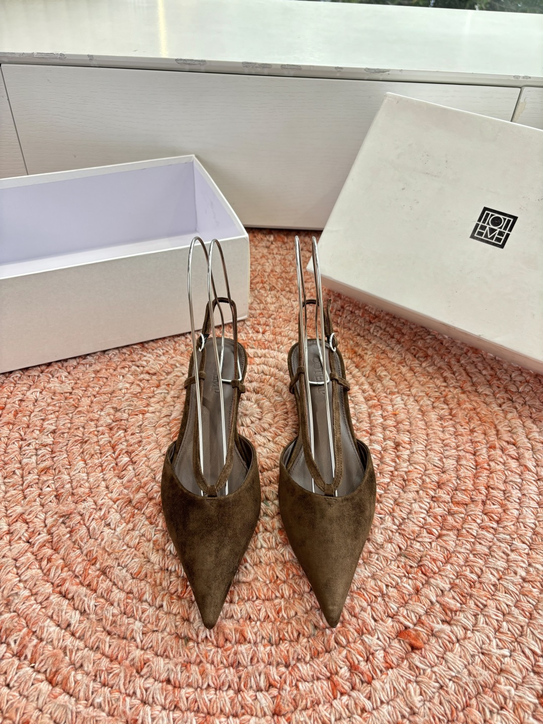 🌾G213CotemP小众潮牌 26ss早春新款单鞋尖头猫跟鞋系列中较为特别的款，采用小牛皮材质 整双鞋