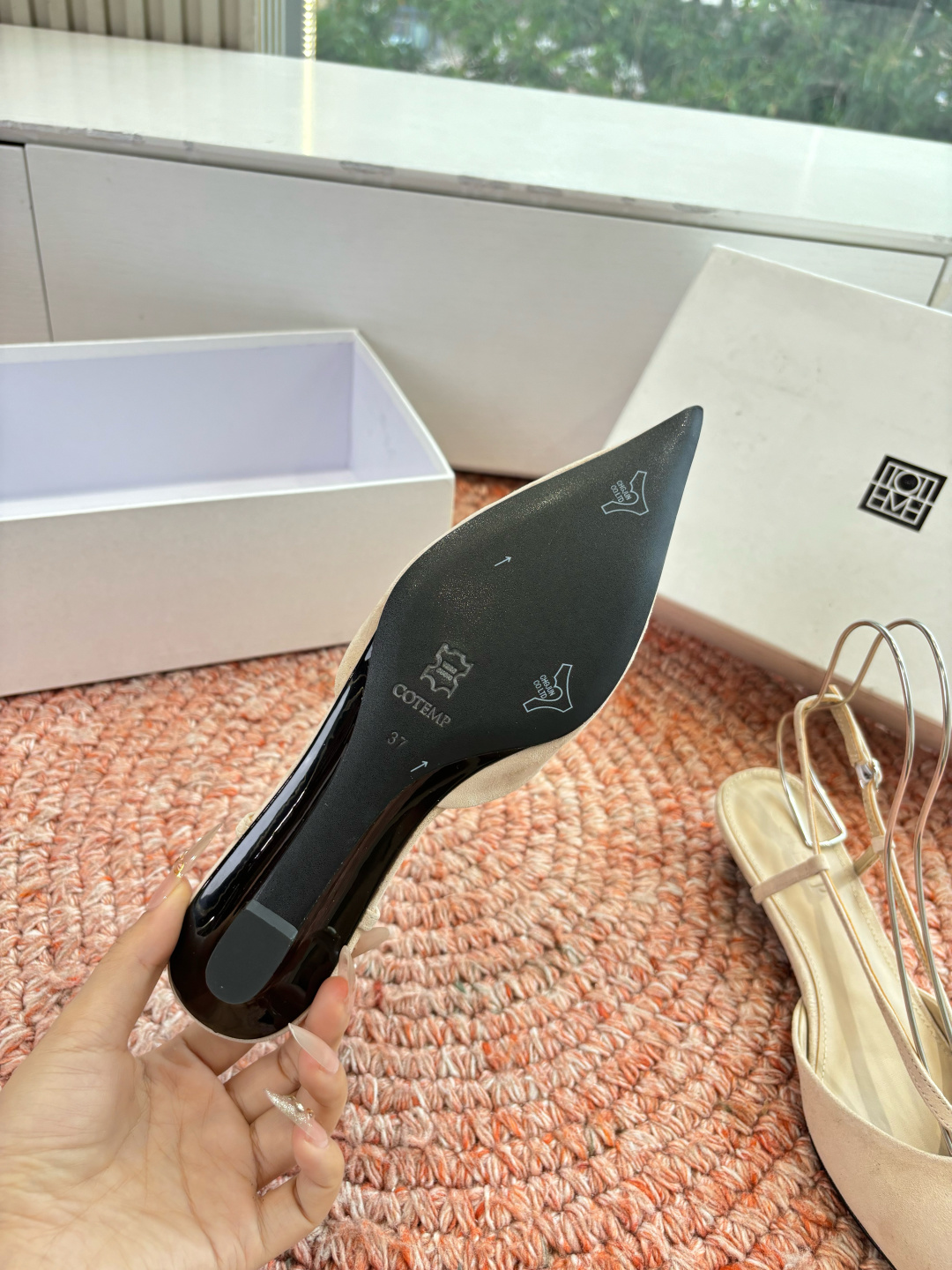 🌾G213CotemP小众潮牌 26ss早春新款单鞋尖头猫跟鞋系列中较为特别的款，采用小牛皮材质 整双鞋