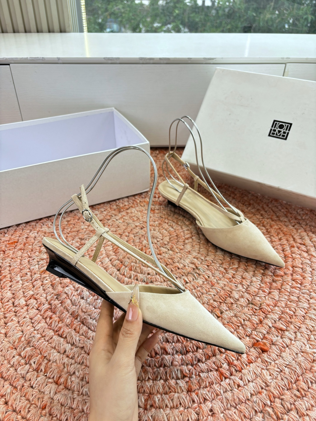 🌾G213CotemP小众潮牌 26ss早春新款单鞋尖头猫跟鞋系列中较为特别的款，采用小牛皮材质 整双鞋