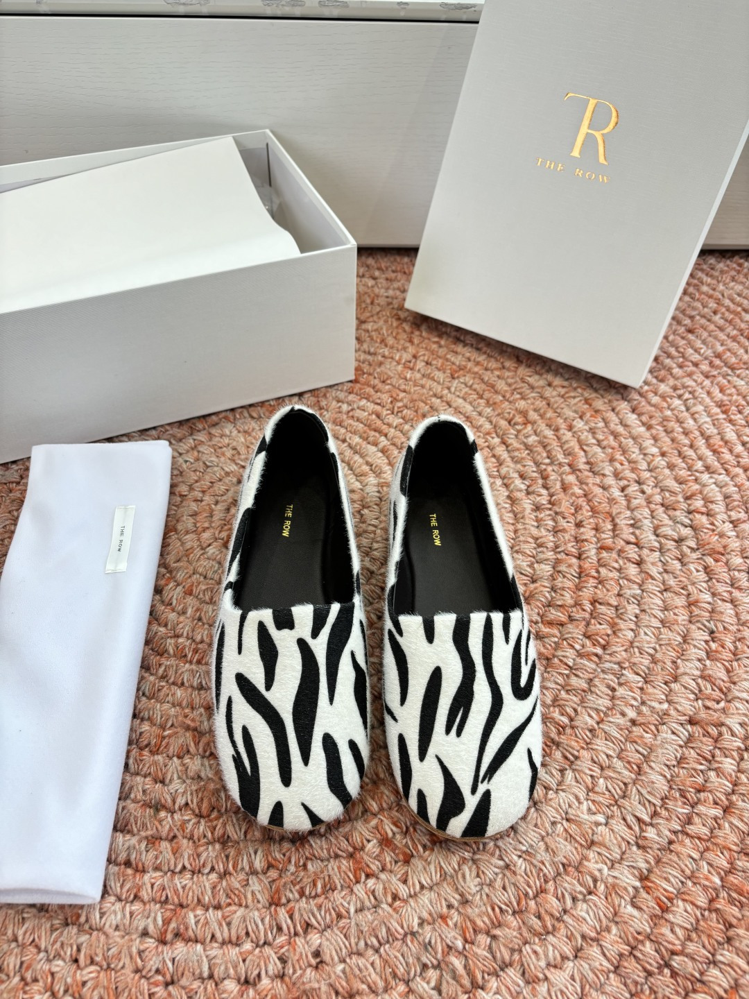 🌾G028😀THE ROW 新品极简圆头 玛丽珍单鞋The Row新一季的设计延续极简主义新款 Cana