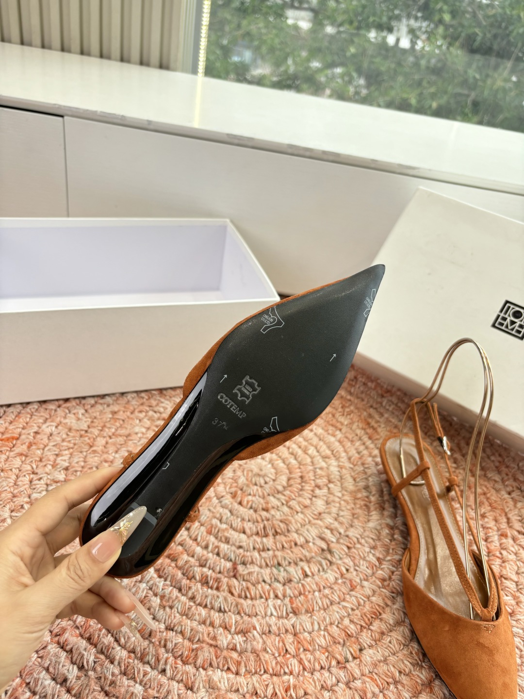 🌾G213CotemP小众潮牌 26ss早春新款单鞋尖头猫跟鞋系列中较为特别的款，采用小牛皮材质 整双鞋