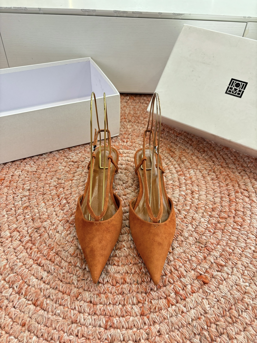 🌾G213CotemP小众潮牌 26ss早春新款单鞋尖头猫跟鞋系列中较为特别的款，采用小牛皮材质 整双鞋