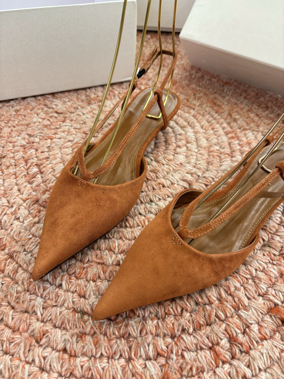 🌾G213CotemP小众潮牌 26ss早春新款单鞋尖头猫跟鞋系列中较为特别的款，采用小牛皮材质 整双鞋