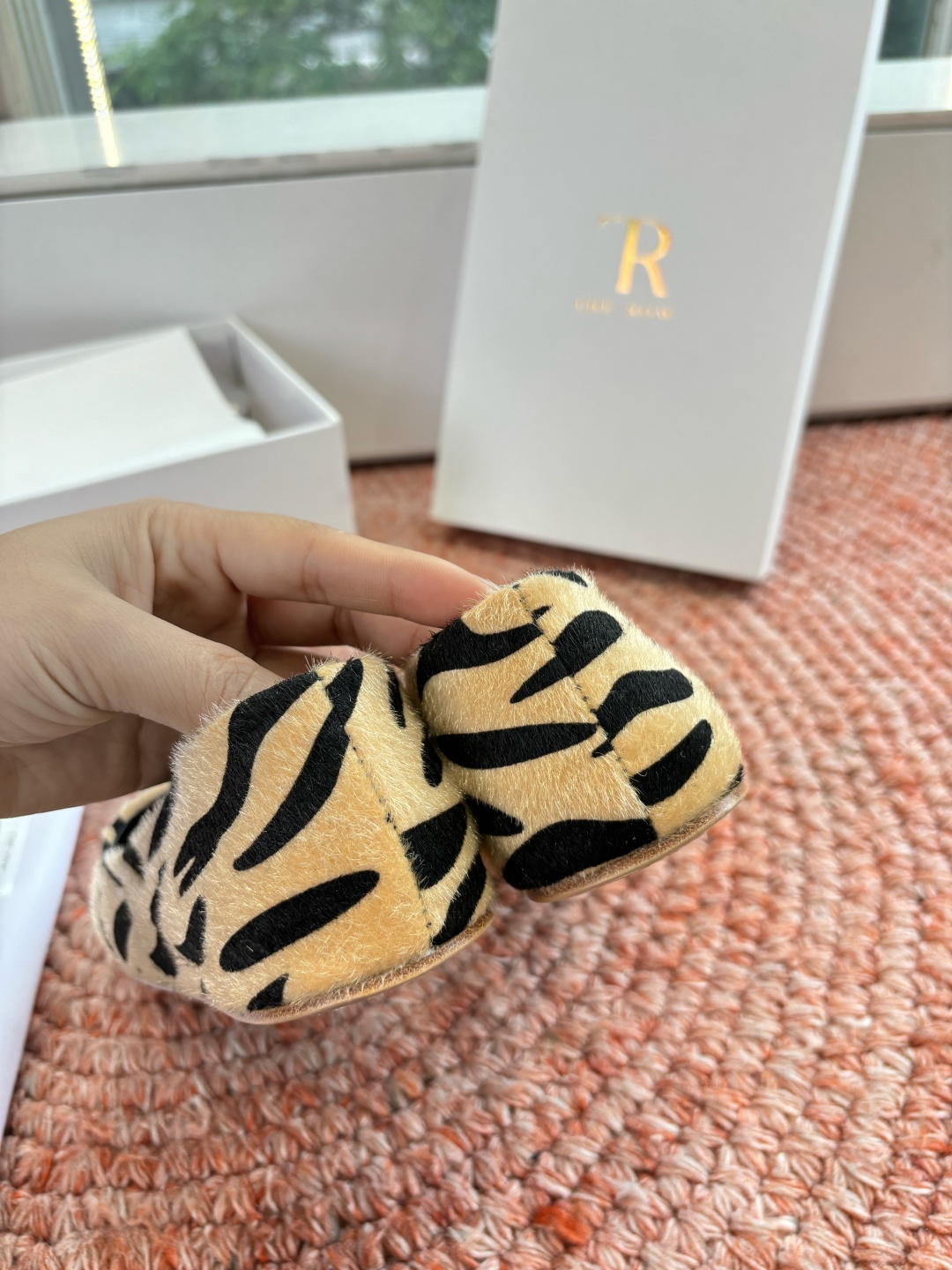 🌾G028😀THE ROW 新品极简圆头 玛丽珍单鞋The Row新一季的设计延续极简主义新款 Cana