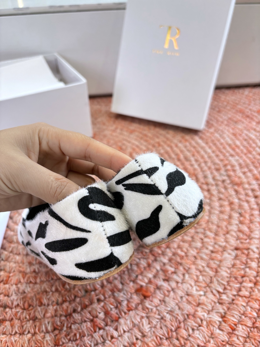 🌾G028😀THE ROW 新品极简圆头 玛丽珍单鞋The Row新一季的设计延续极简主义新款 Cana