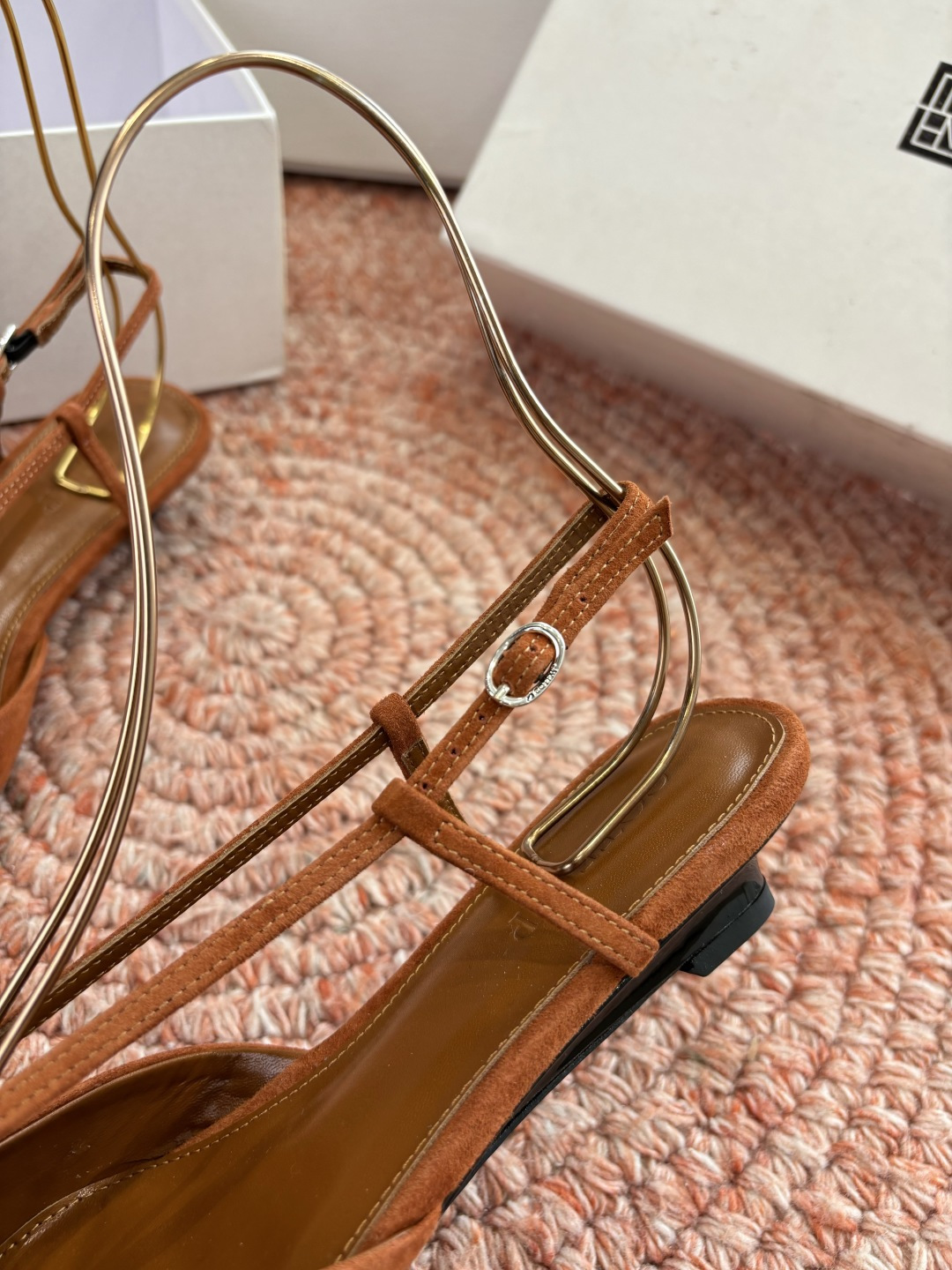 🌾G213CotemP小众潮牌 26ss早春新款单鞋尖头猫跟鞋系列中较为特别的款，采用小牛皮材质 整双鞋