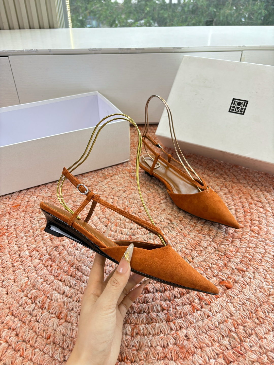 🌾G213CotemP小众潮牌 26ss早春新款单鞋尖头猫跟鞋系列中较为特别的款，采用小牛皮材质 整双鞋