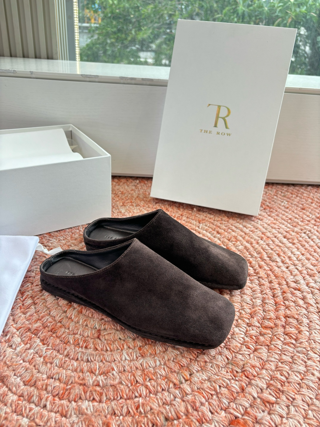 🌾G028😀THE ROW 26ss 春夏新款 TR包头穆勒半拖鞋极简风麂皮绒面休闲平底拖鞋第一眼看到这