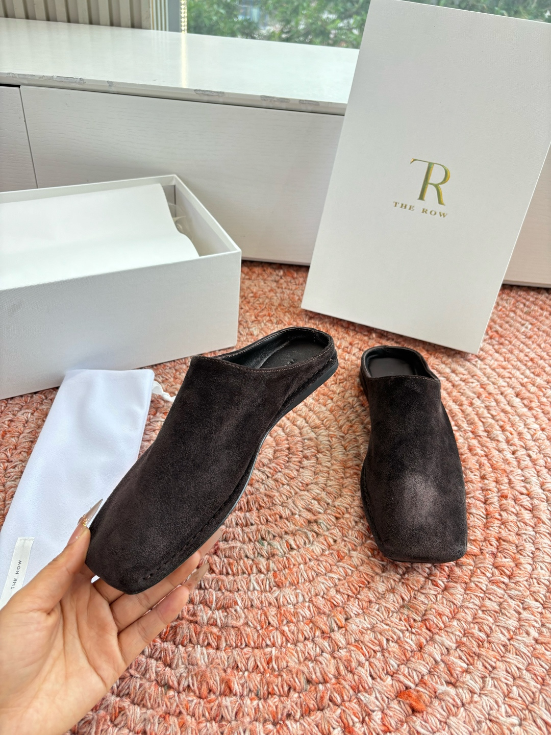 🌾G028😀THE ROW 26ss 春夏新款 TR包头穆勒半拖鞋极简风麂皮绒面休闲平底拖鞋第一眼看到这