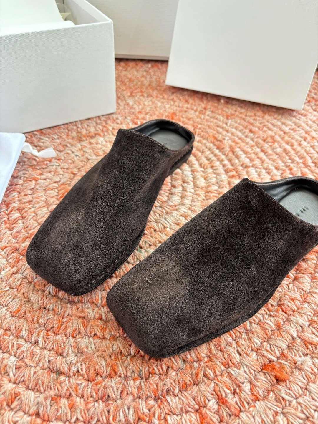 🌾G028😀THE ROW 26ss 春夏新款 TR包头穆勒半拖鞋极简风麂皮绒面休闲平底拖鞋第一眼看到这