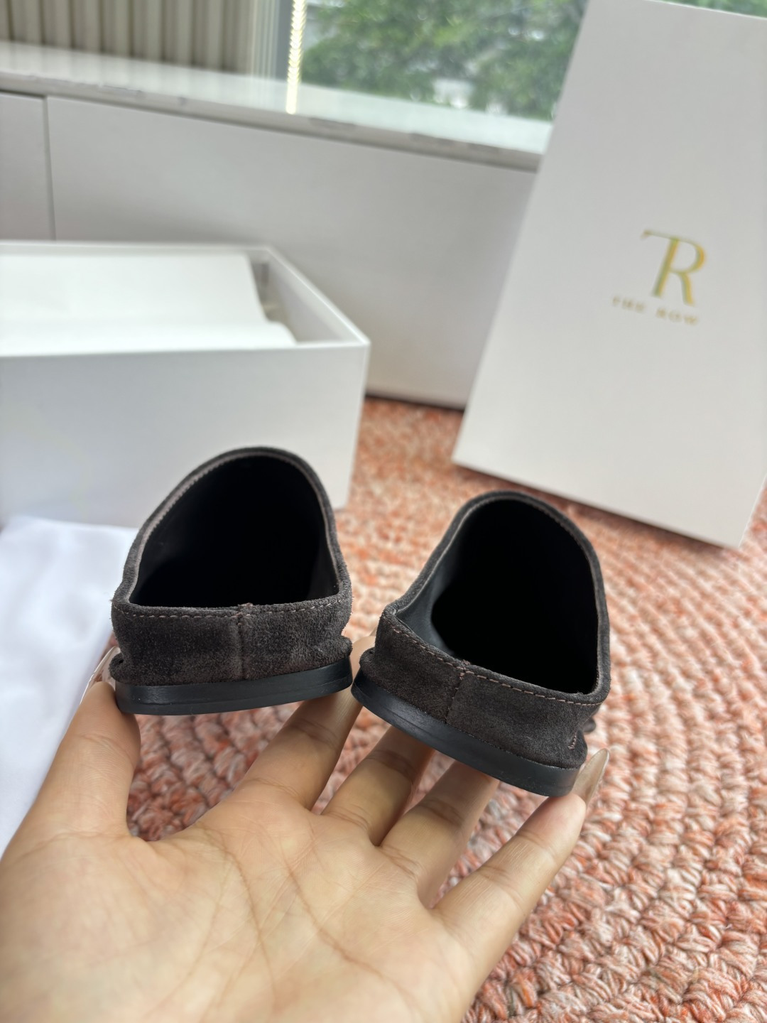 🌾G028😀THE ROW 26ss 春夏新款 TR包头穆勒半拖鞋极简风麂皮绒面休闲平底拖鞋第一眼看到这
