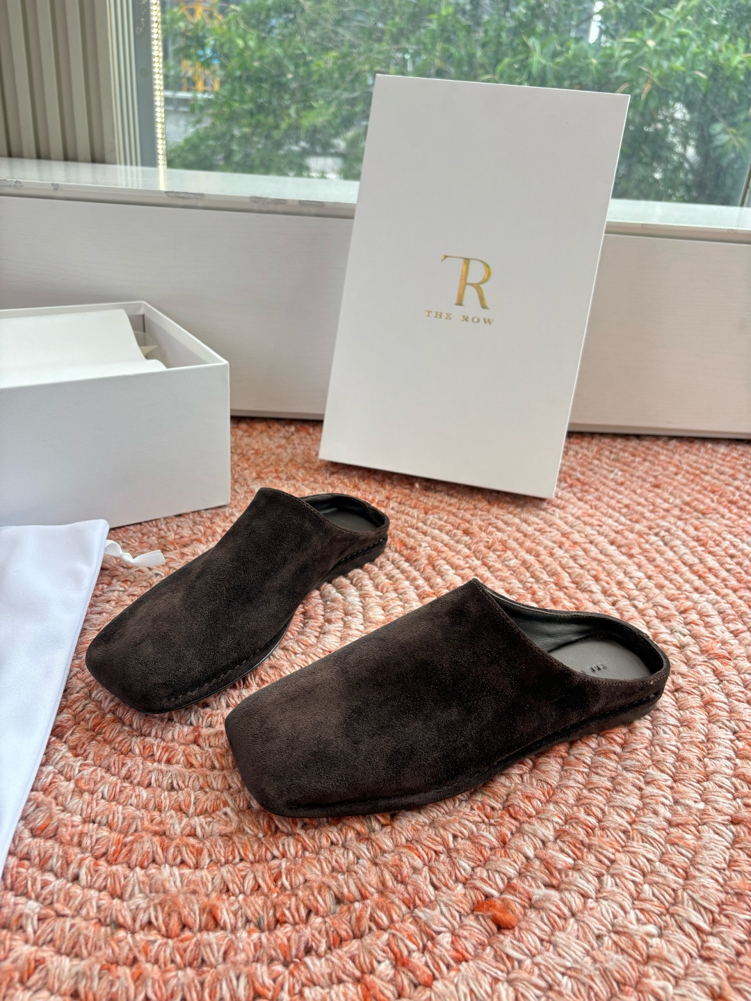 🌾G028😀THE ROW 26ss 春夏新款 TR包头穆勒半拖鞋极简风麂皮绒面休闲平底拖鞋第一眼看到这